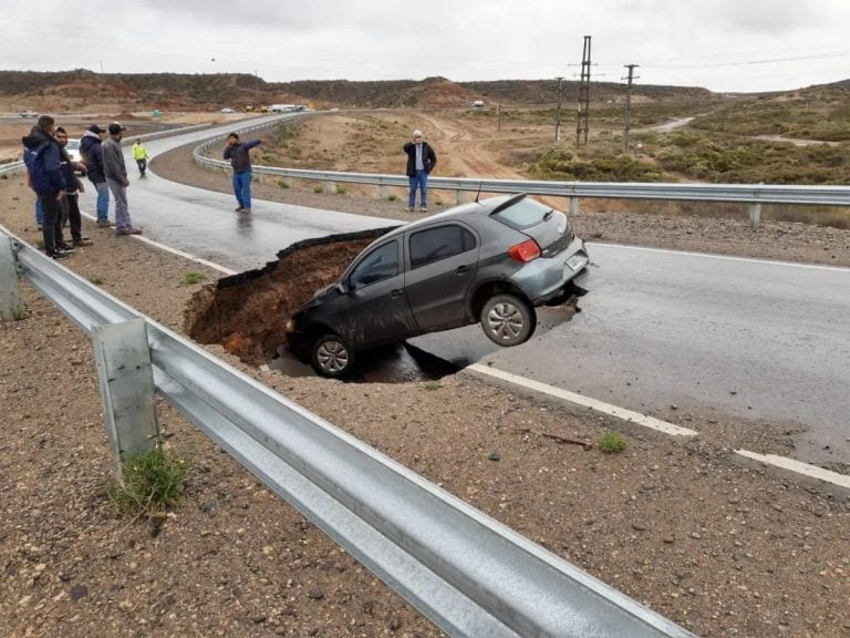 Imágenes increíbles: El asfalto cedió y se “tragó” un auto en Neuquén