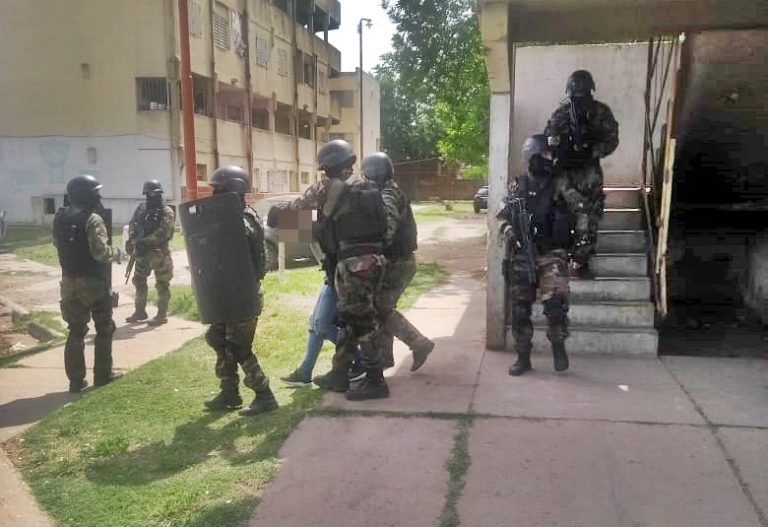 Amenazó a un vecino con un arma de fuego y con un cuchillo en General Pico
