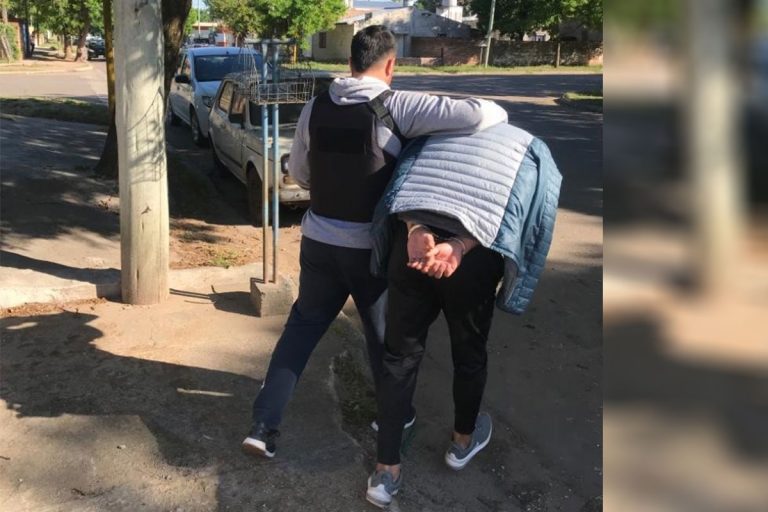 Detienen a tres personas entre ellos un menor por el asalto a mano armada a la parrilla de calle 300 y 323