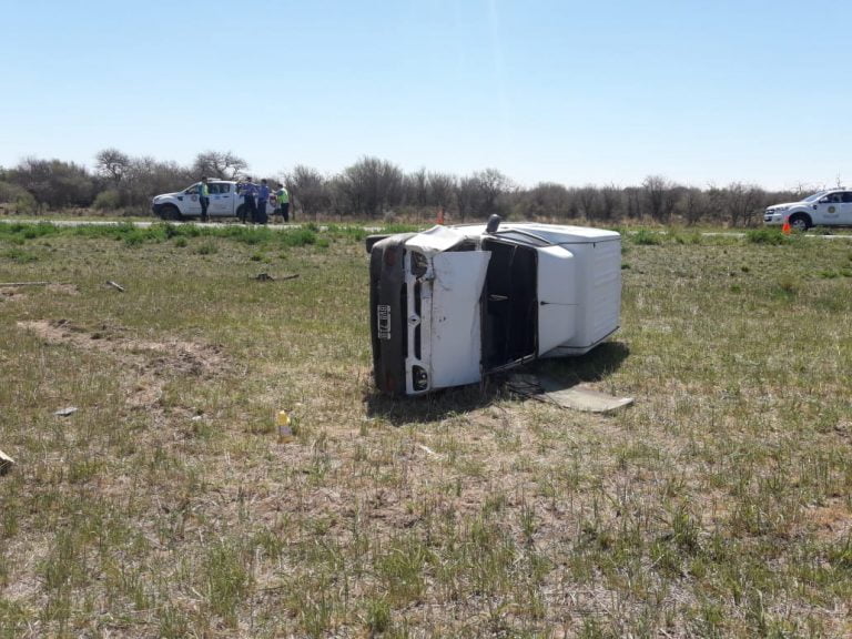 Vuelco en ruta provincial 102  en cercanías de Eduardo Castex