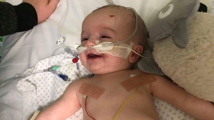 Un bebé despierta de un coma y sonríe al ver a su papá: La historia detrás de la foto más conmovedora