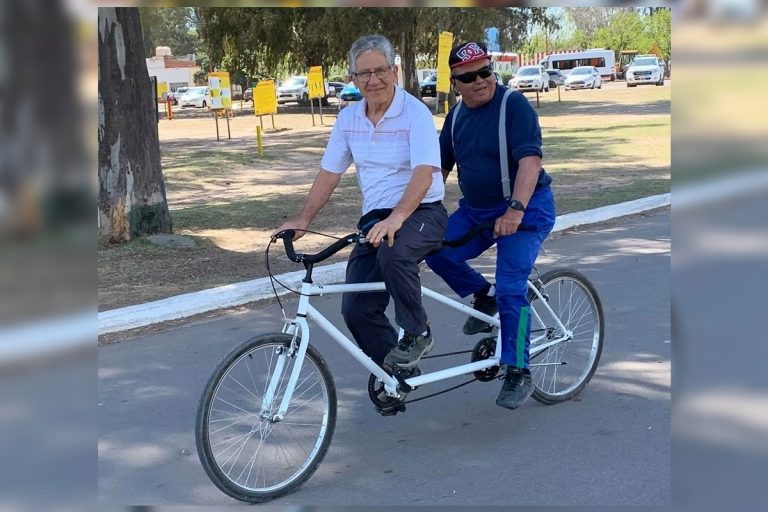 El grupo Movilidad Sustentable La Pampa organizó una “pedaleada inclusiva” para personas ciegas