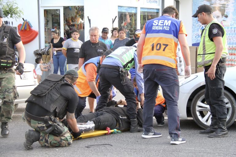 Un motociclista chocó con una camioneta y un auto y fue hospitalizado con una fractura