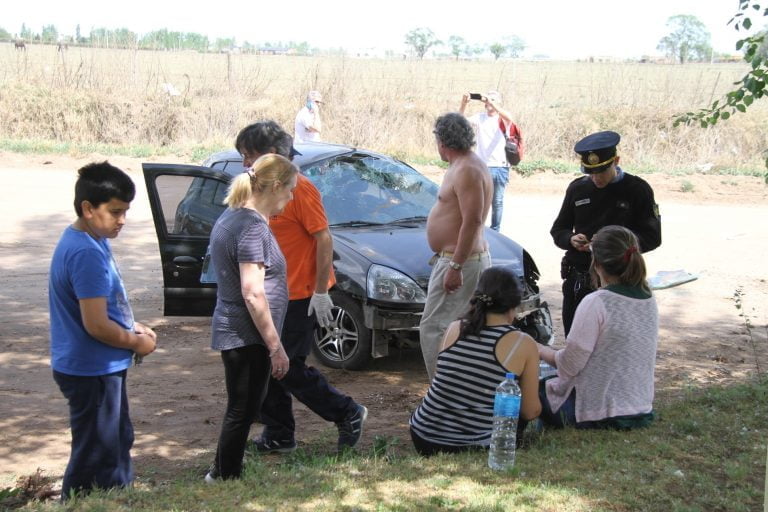 Volcó un auto en calle 10 y 300. Una docente fue trasladada por el SEM