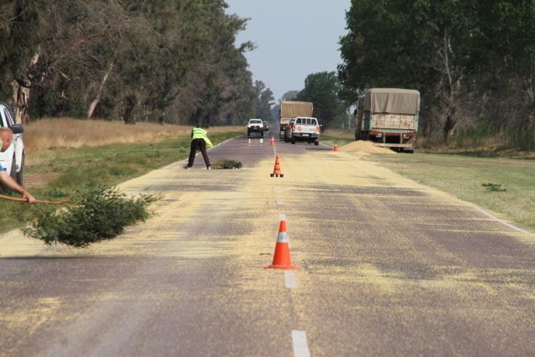Un camión volcó parte de su carga en Ruta 1 entre Pico y Dorila: Piden circular con precaución