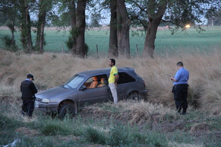 Un auto se despistó a unos 200 metros de la rotonda que va a Trebolares y terminó en la banquina