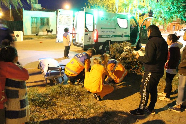 Una mujer se cayó de la moto y se habría fracturado la pierna derecha, la misma donde sufrió una lesión en otro accidente