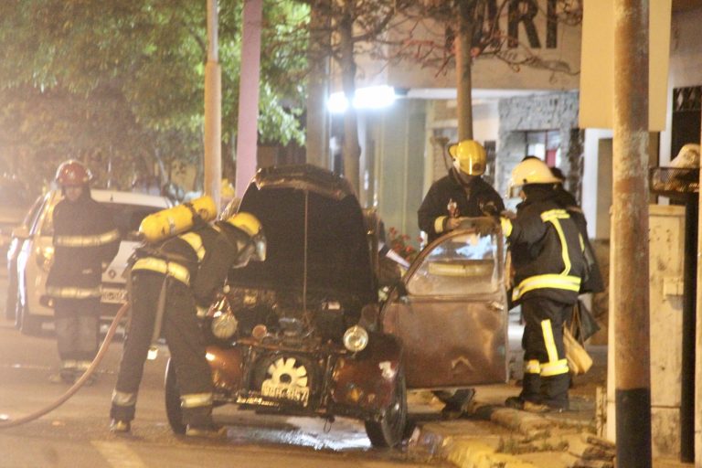 Principio de incendio de un auto en calle 17 casi esquina 24