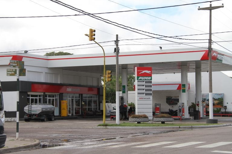 Encapuchados y con armas blancas, asaltaron la estación de servicios de calle 10 y 33