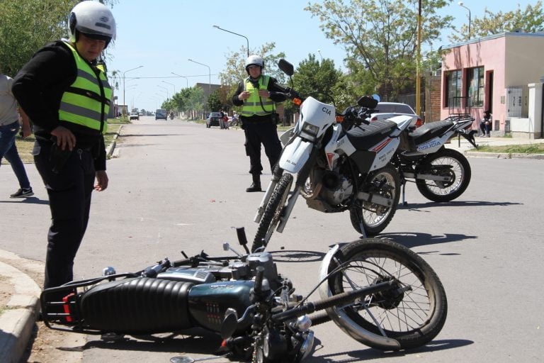 Chocaron dos motos, una se dio a la fuga y dejó a una mujer tirada en la calle