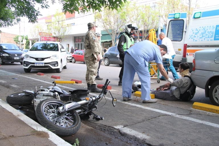 Joven fue trasladado al hospital tras chocar contra un auto en calle 19