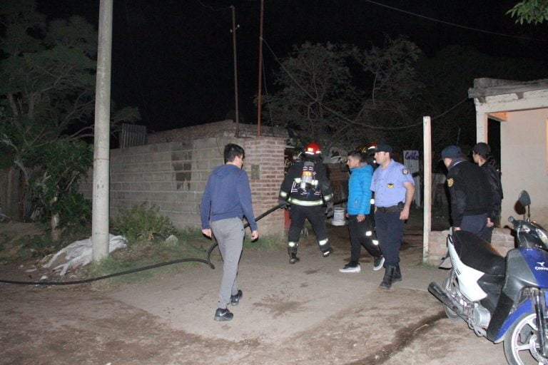 Se olvidó de apagar el fuego de la parrilla y se incendió un acopió de chatarra