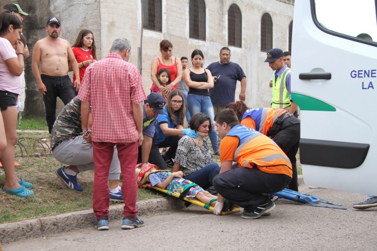 Impresionante choque y vuelco a metros de la Escuela 241: Dos menores y dos mayores terminaron hospitalizados