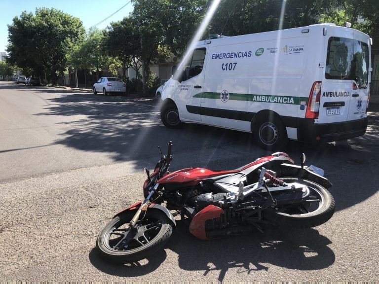 Choque entre una remis y una motocicleta