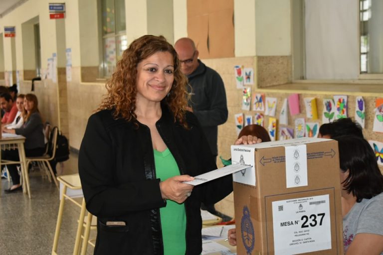 Votó Claudia Lupardo en Santa Rosa: “El objetivo es mejorar la elección pasada”