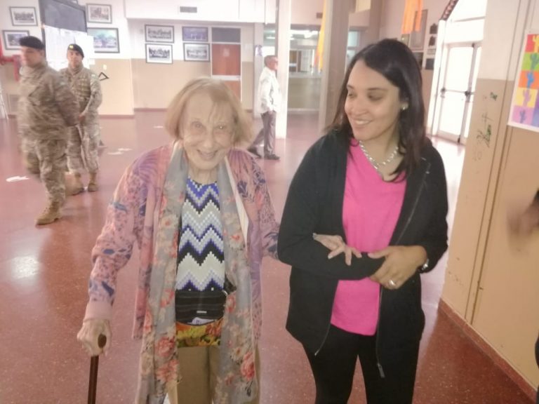Votó en Santa Rosa una Abuela de Plaza de Mayo de 97 años: “No pierdo la esperanza de encontrar a mi nieto”