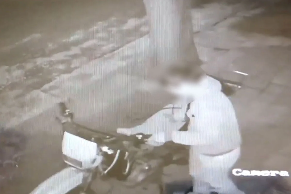 Robó una moto justo frente a un comercio de cámaras de seguridad y quedó expuesto en un video