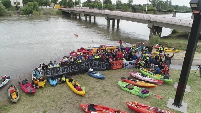 Más de un centenar de kayakistas pampeanos hicieron la “Travesía del Colorado”