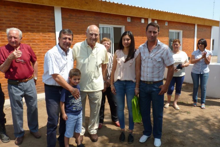 Entregaron cuatro viviendas en Hilario Lagos