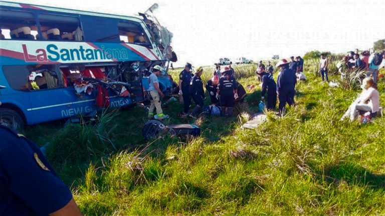 Choque brutal entre un colectivo de larga distancia y un camión en Gualeguaychú: cinco muertos y decenas de heridos