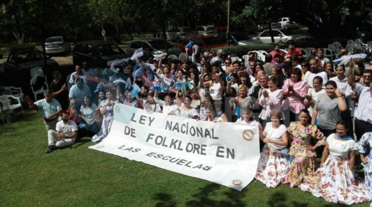 Por ley, escuelas públicas y privadas deberán enseñar folclore