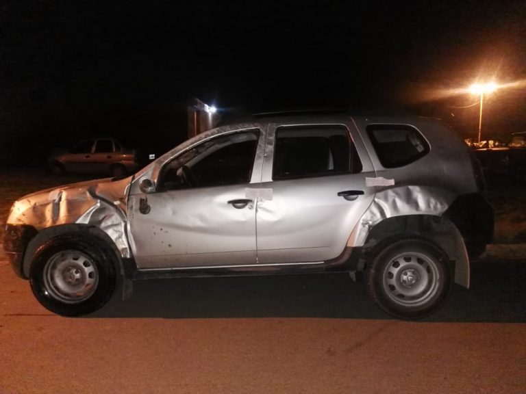 Un joven chocó un vehículo estacionado, volcó y afectó a un motociclista: Estaba alcoholizado y tenía marihuana