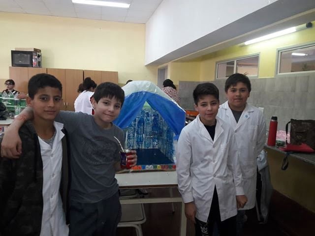 Chicos de la escuela 259 fabricaron cuchas para perros callejeros con botellas plásticas