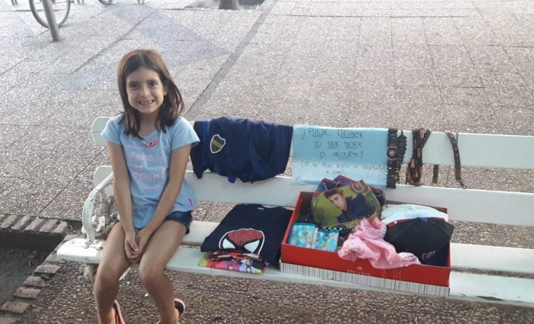 Una niña emocionó a cientos de piquenses con su actitud solidaria: “Puede llevarse lo que desee o necesite, si ya tiene, dele la oportunidad a otro”
