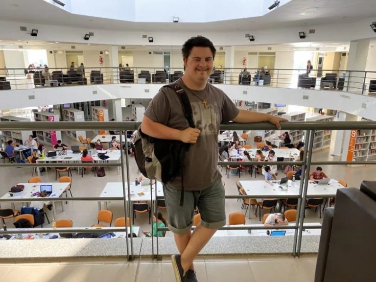 Un joven con síndrome de down le reclama a la Universidad Nacional del Centro que le adapten los contenidos para continuar estudiando