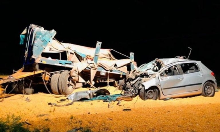 Tres pampeanos sufrieron un grave accidente tras chocar contra un acoplado que estaba volcado en la ruta