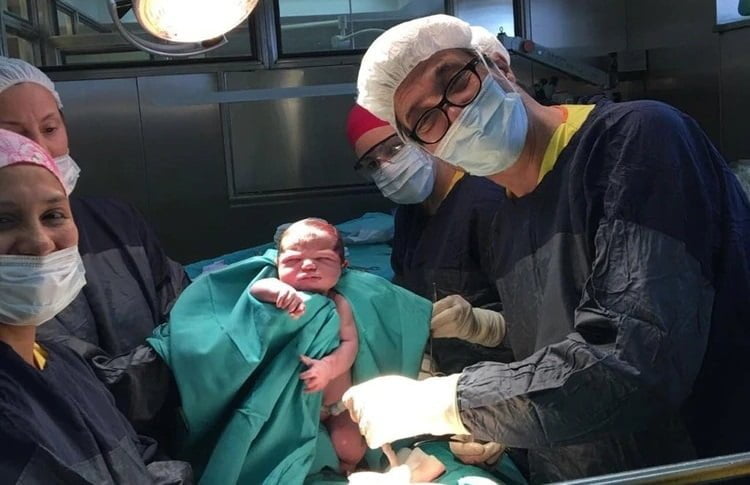 Pasó 40 días en coma y tuvo 25 paros cardíacos: La historia del médico que necesitaba un corazón y conmovió a todo el país