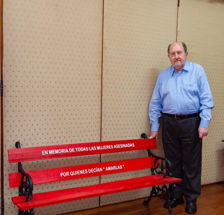 Carlos Verna inauguró “bancos rojos” en Casa de Gobierno en memoria de las víctimas de femicidios