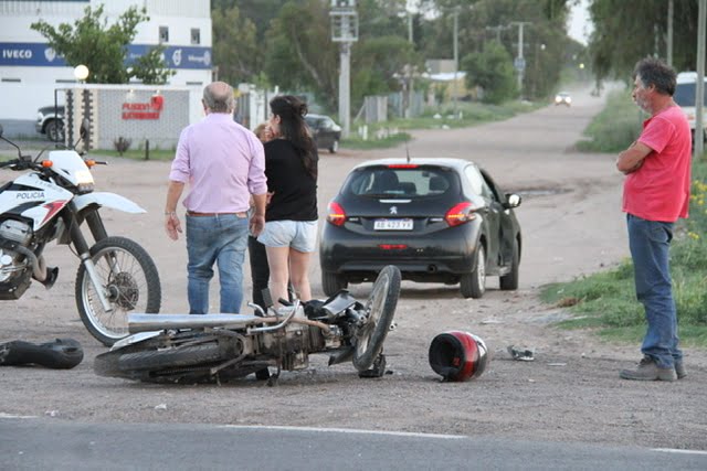 Una moto impactó de lleno contra un auto que cruzaba la Ruta: Un joven fue hospitalizado