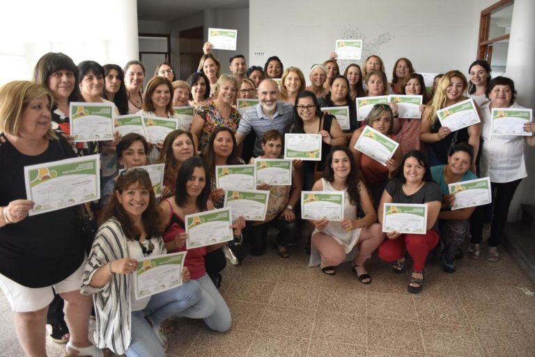 Acto de cierre y entrega de certificados de la capacitación para acompañantes domiciliarios de personas mayores