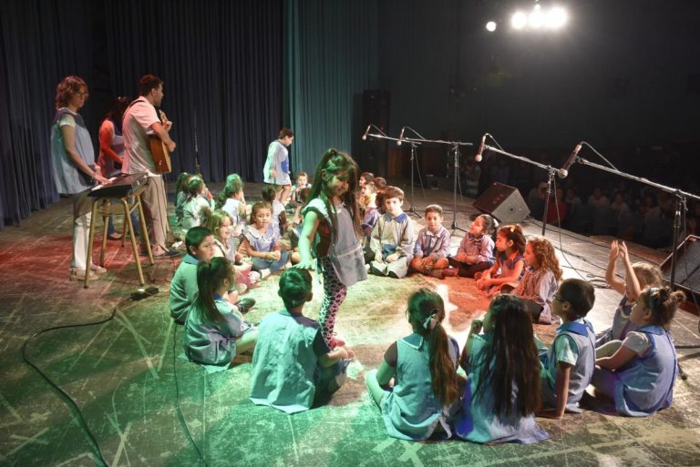 Con la presencia de 500 alumnos se presentó el “Cancionero 2.0” de los Ríos Pampeanos en el Cine y Teatro Pico