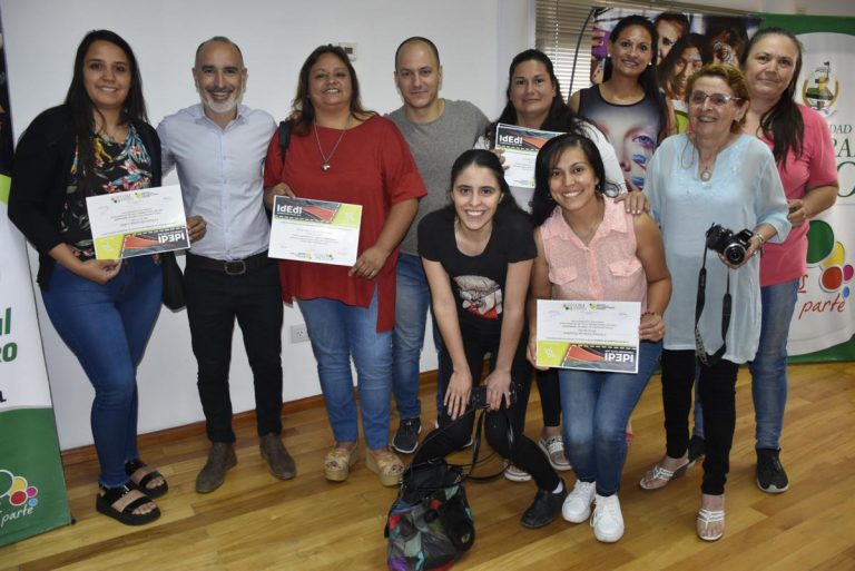 Entrega de certificados a nuevos egresados de los cursos de formación laboral de IdEdI