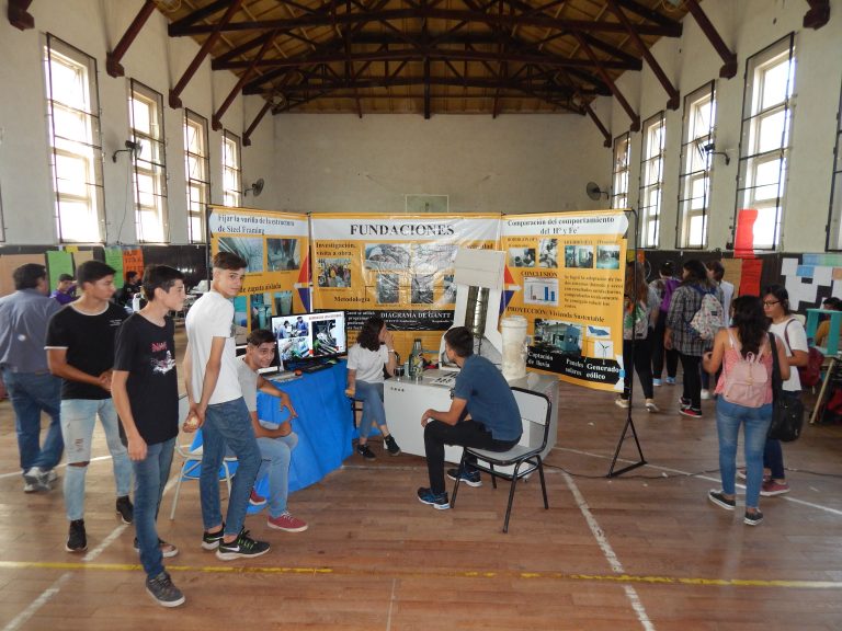 Feria Escolar por el Día de la Educación Técnica en la EPET N° 2