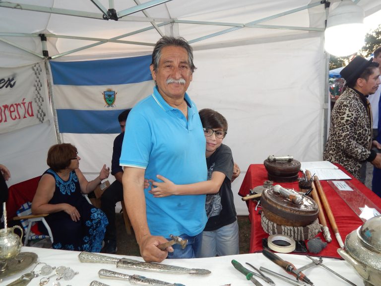 El orfebre piquense Adalberto “Coco” Sanez está construyendo el bastón de mando de Sergio Ziliotto y hará uno para Alberto Fernández