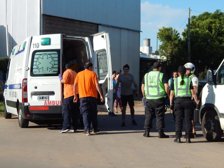 Accidente entre trafic y moto en calle 44 y 5: Una mujer fue hospitalizada