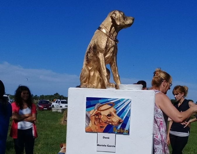 Inauguraron un monumento para Rubio, el perro que murió luego de ser arrastrado por un automovilista