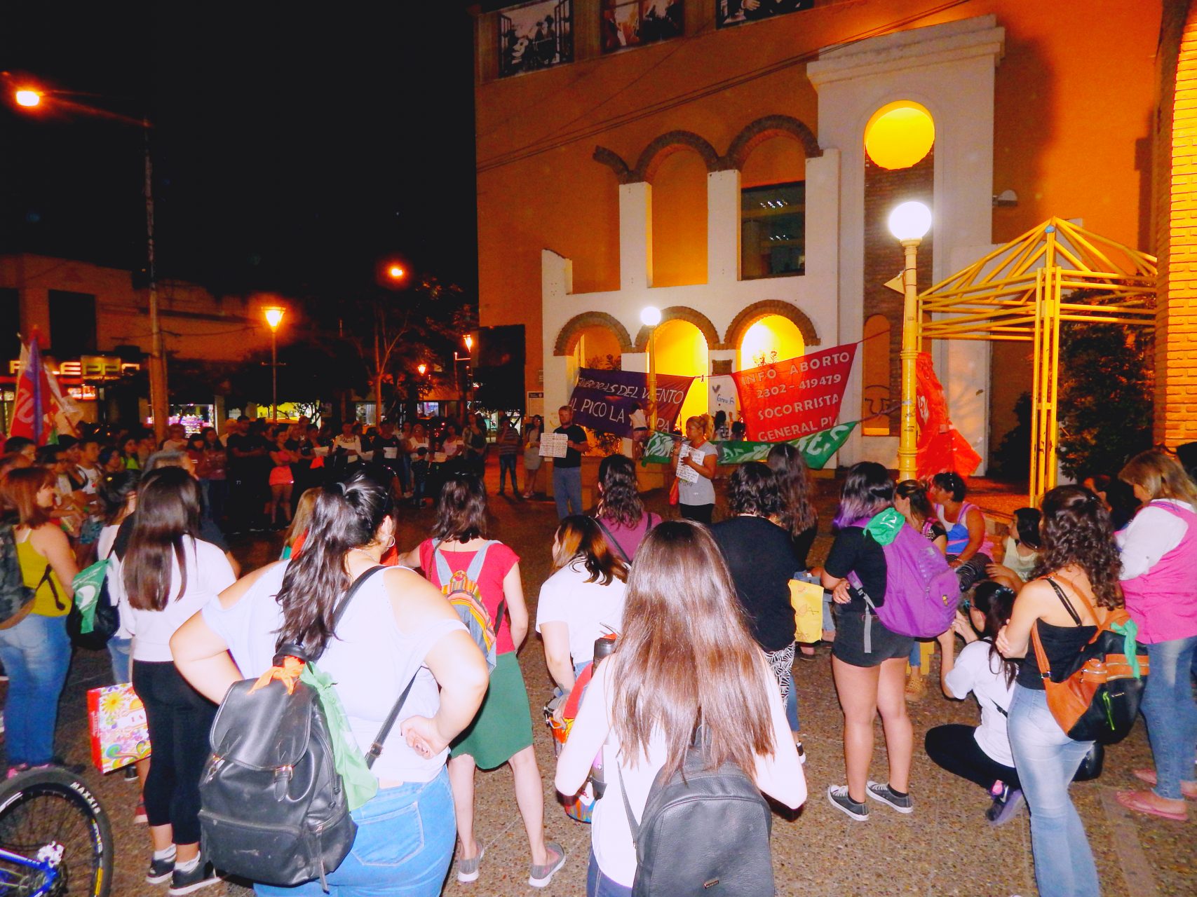 Gran marcha de mujeres en la Plaza Seca de General Pico