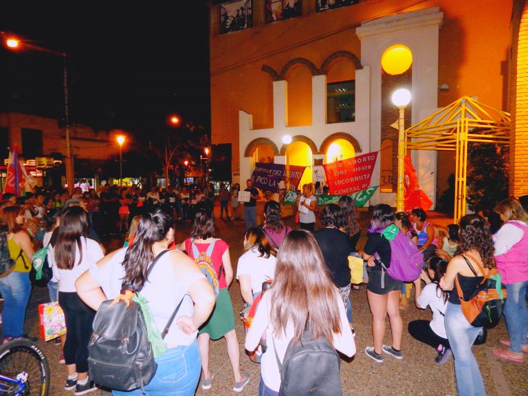 Gran marcha de mujeres en la Plaza Seca de General Pico