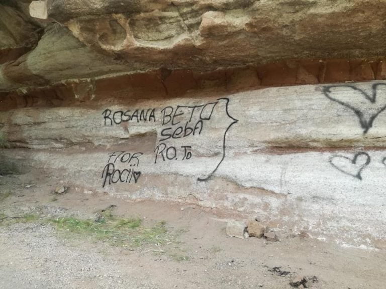 Turistas pampeanos escribieron sus nombres en un cerro de Mendoza y fueron escrachados en redes sociales