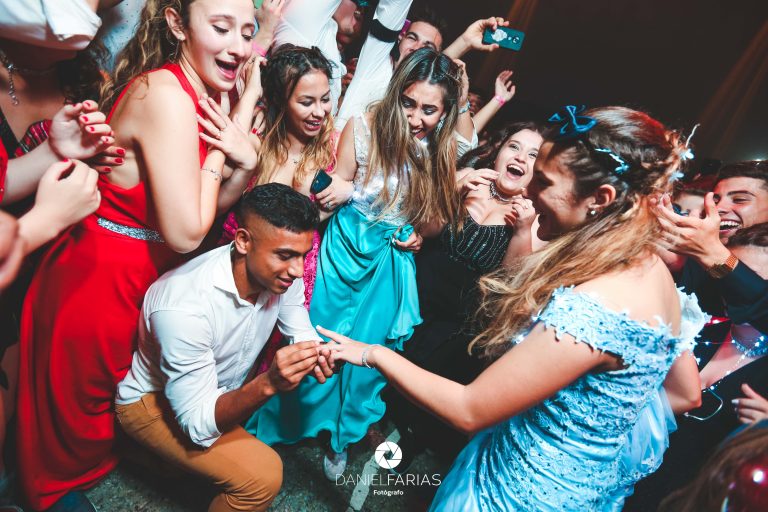 General Pico: Le pidió casamiento en medio de la fiesta de Egresados y lo transformó en el momento más romántico de la noche