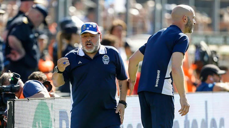 “Maradona ya no es más el técnico de Gimnasia”, anunció el presidente Pellegrino