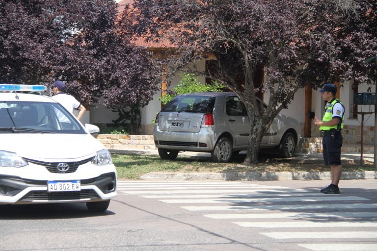 Una mujer se descompensó y terminó con su auto a metros de la entrada de una casa