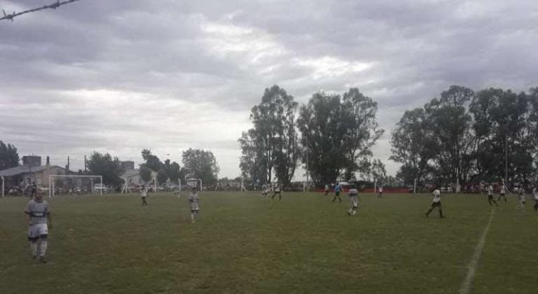 Tragedia en Bolívar: Un rayo cayó durante un partido de fútbol, mató a un Bombero y dejó varios heridos