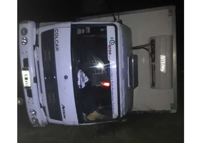 Choque y vuelco en Ruta Nacional 35 y Ruta Provincial 18. Un camionero de Santa Rosa resultó con fracturas