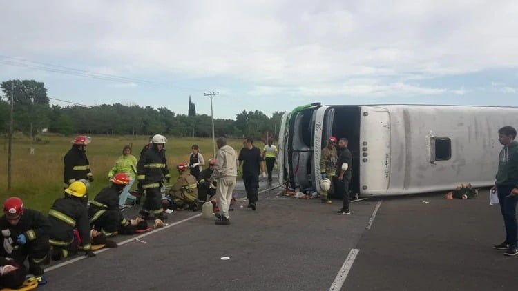 Tragedia: Dos muertos al volcar un micro, cerca de Lezama, que trasladaba chicos a Mundo Marino
