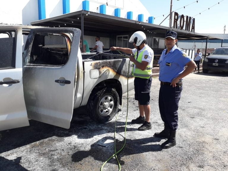 Una camioneta se prendió fuego en el cruce de rutas 188 y 35